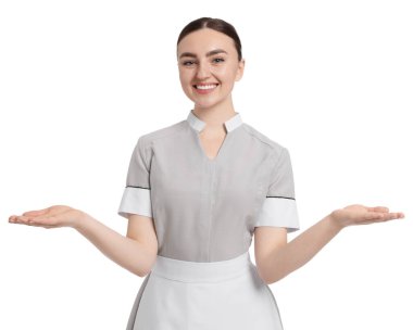 Beyaz arka planda mutlu oda hizmetçisinin portresi