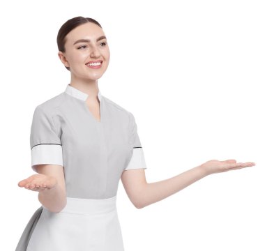 Beyaz arka planda mutlu oda hizmetçisinin portresi