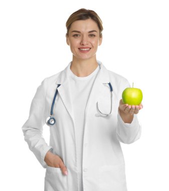 Beyaz arka planda yeşil elmalı ve steteskoplu beslenme uzmanı.