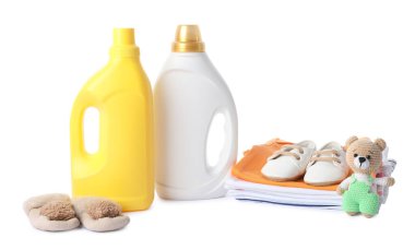 Kumaş yumuşatıcı, ayakkabı, bebek giysisi ve beyaz tenli oyuncaklar.