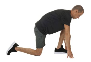 Beyaz arkaplanda başlangıç konumunda çalışan