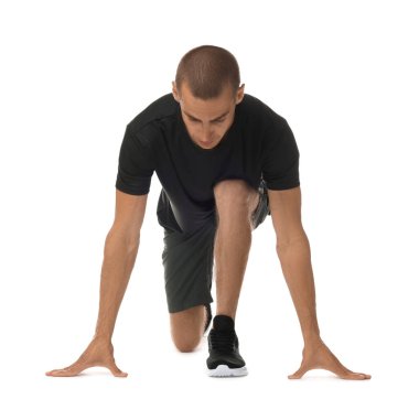 Beyaz arkaplanda başlangıç konumunda çalışan