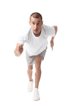 Beyaz arka planda koşan spor kıyafetli bir adam.