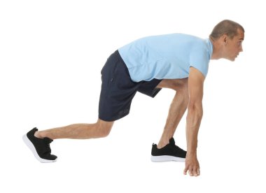 Beyaz arkaplanda başlangıç konumunda çalışan