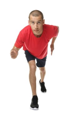 Beyaz arka planda koşan spor kıyafetli bir adam.