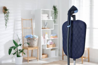 Modern dik buharlı gemi kapalı alanda, yakın plan. Metin için boşluk