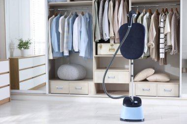 Modern dik vapurlu, kapalı bir gardırobu var.