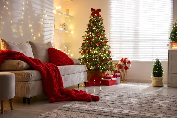 Güzel Noel ağacı ve odadaki diğer dekorlar. Şenlikli iç tasarım