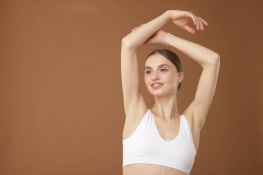 Bej arka planda güzel bir genç kadının portresi. Metin için boşluk