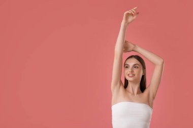 Pembe arka planda güzel bir genç kadının portresi. Metin için boşluk