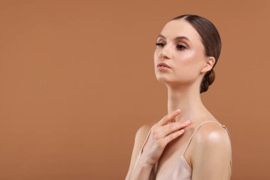 Bej arka planda güzel bir genç kadının portresi, metin için boşluk