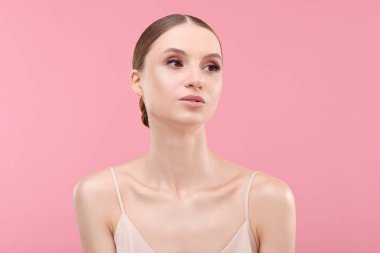 pembe bir arka plan üzerinde güzel bir genç kadın portresi