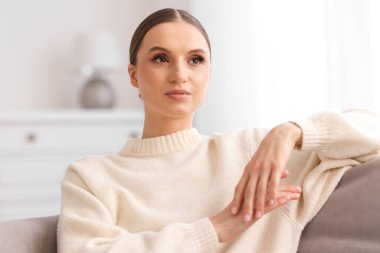 Evdeki güzel genç kadının portresi.