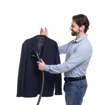 Beyaz arka planda duran buharlı adam ceketi.