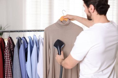 Buharlı bir erkek gömleği. Buharlı. Kapalı, arka manzaralı.