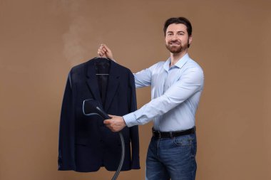 Kahverengi arka planda buharlı adam ceketi.