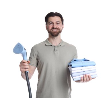 Buharlı adam ve beyaz arka planda bir yığın giysi.