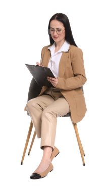 Beyaz arka planda panosu olan profesyonel bir psikolog.