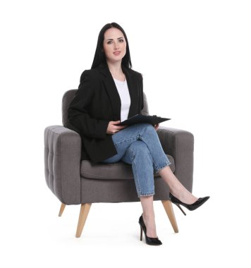 Beyaz arka planda koltukta panosu olan profesyonel bir psikolog.