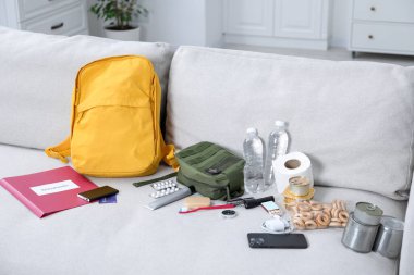 Hayatta kalma kiti. Kanepede farklı acil durum malzemeleri var.