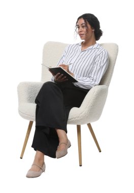 Beyaz arka planda dizüstü bilgisayarı ve kalemi olan profesyonel psikolog.