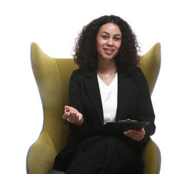 Beyaz arka plandaki koltukta pano ve kalemle profesyonel psikolog.