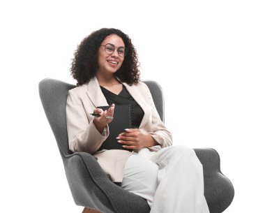 Beyaz arka planda dizüstü bilgisayarı ve kalemi olan profesyonel psikolog.