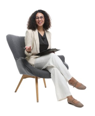 Beyaz arka plandaki koltukta pano ve kalemle profesyonel psikolog.