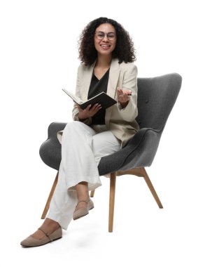 Beyaz arka planda dizüstü bilgisayarı ve kalemi olan profesyonel psikolog.