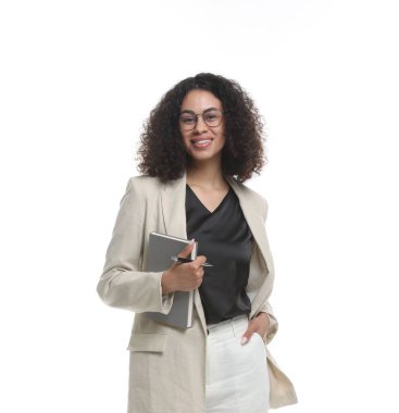 Beyaz arka planda not defteri ve kalemi olan profesyonel psikolog.