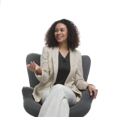 Beyaz arka planda koltukta profesyonel psikolog.