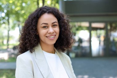 Açık havada gülümseyen Latin Amerikalı kadın portresi. Metin için boşluk