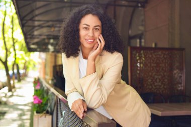 Açık havada gülümseyen Latin Amerikalı kadın portresi