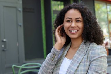 Açık havada gülümseyen Latin Amerikalı kadın portresi. Metin için boşluk