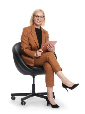 Ofis koltuğunda beyaz arka planda tableti olan profesyonel psikolog.