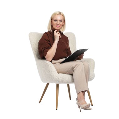 Beyaz arka planda koltukta panosu olan profesyonel bir psikolog.