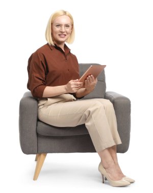 Beyaz arka planda tabletli profesyonel psikolog.