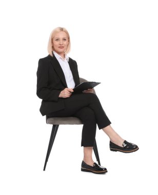 Beyaz arka planda dizüstü bilgisayarı olan profesyonel psikolog.