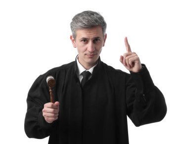 Beyaz arka planda jest yapan çekiçli yargıç