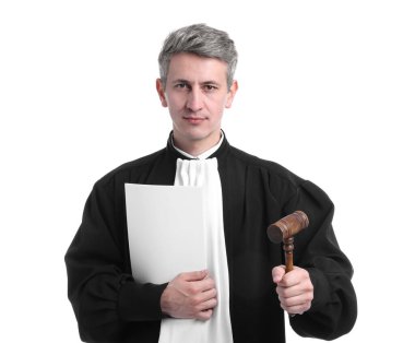 Beyaz arka planda tokmakla ve belgelerle hakim