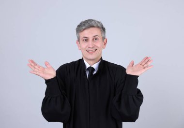 Gri arka planda gülümseyen hakimin portresi