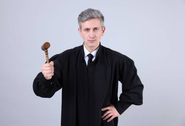 Gri arkaplanda çekiçli yargıç portresi