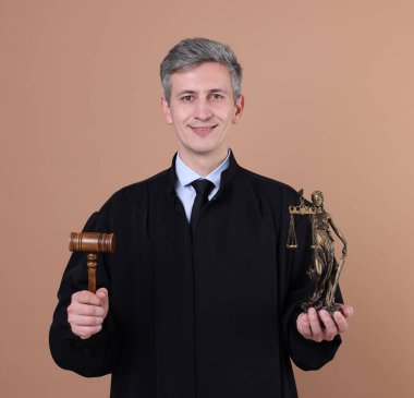 Bej arka planda Adalet Anıtı heykeli ve tokmakla gülümseyen yargıç.