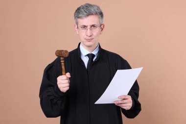 Bej arkaplan üzerine çekiç ve belge ile hakim