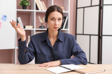 Kulaklıkla hoparlör açık oturulan masada webinar, web kamerasından görüntü