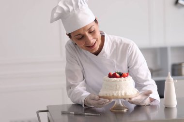 Mutfaktaki masada nefis pastalı pastacı.