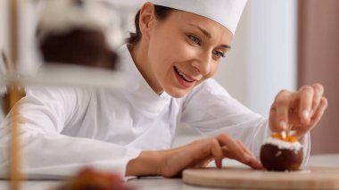 Şekerci lezzetli hindistan cevizi şekilli tatlı yapıyor.