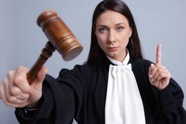 Hakim portresi gri arka planda tokmak ile