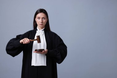 Gri arkaplanda tokmak ve ses bloğu ile yargıla, metin için boşluk