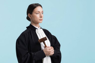 Açık mavi arkaplanda tokmak ile yargılama, metin için boşluk